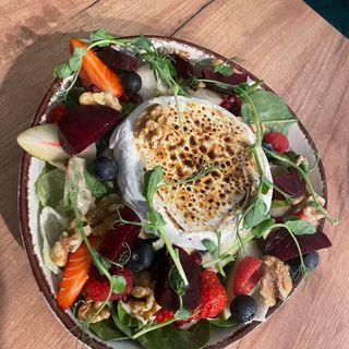 Sałatka z serem kozim 