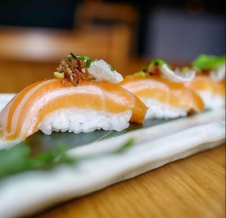 Nigiri de salmón flambeado