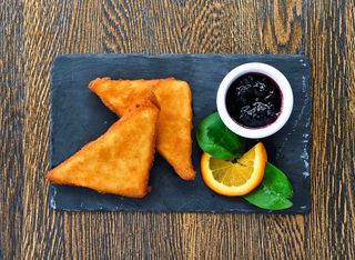 Хрупкави кашкавалчета със сладко от боровинки (250г)