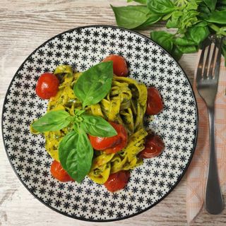 Tallarines Con Salsa Pesto Y Tomate Cherry 