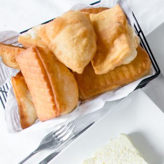 Uštipci sa sirom, kajmakom i džemom