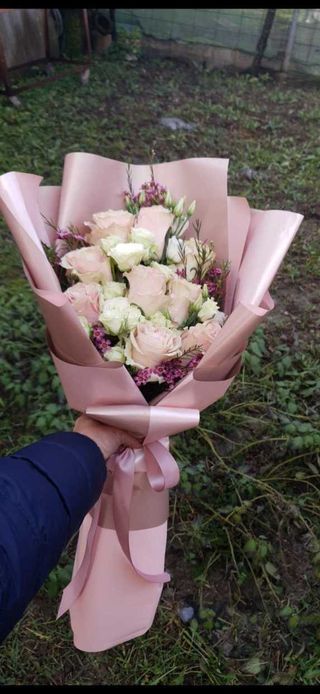 Buket kombonacija bijele i roze ruže