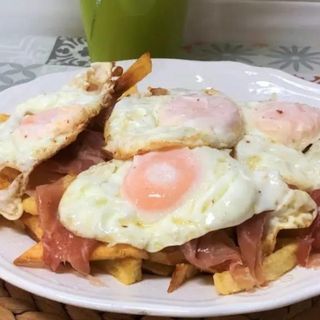 plato huevos  rotos