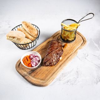 Punjena pljeskavica s pomfritom