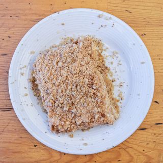 Домашна плодова торта с праскови, сметана и бисквити (180г)