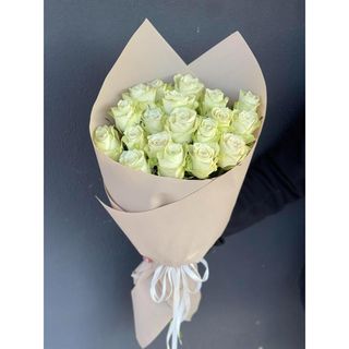 19 білих троянд з пакуванням