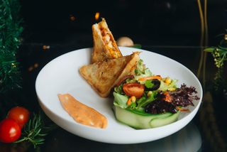 ტოსტი ლორით, გაუდას და ჩედარის ყველით 