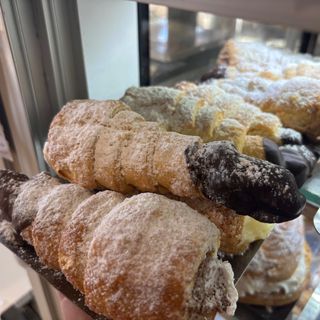 Cuerno de hojaldre relleno de nata, crema o trufa 