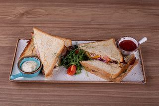 Sеndvič Komanda sa dolar čipsom