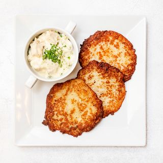 Placki ziemniaczane z kurczakiem w śmietanie z ziołami