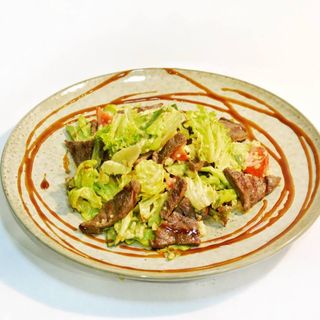 Салат з телятиною, хрустким баклажаном та кіноа (300г)