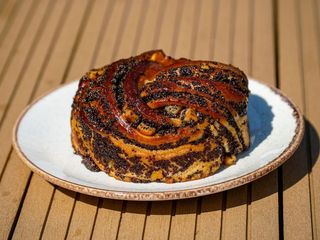 Булка з маком та цукатами