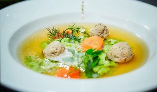 Rosół z perliczki z zielonymi kluskami