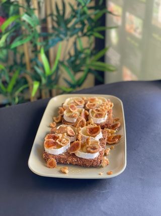 Torrada com Queijo de Cabra, Mel, Nozes E Alperces Ou Figos
