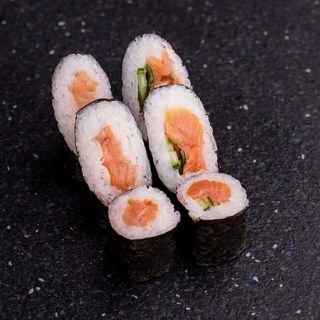 Маки з копченим лососем