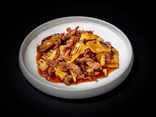 Manzo saltato con bambù e funghi