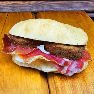 Panino con polpetta di melanzane e prosciutto crudo