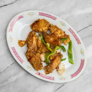 10. Alas De Pollo Frito Con Sal Y Pimiento