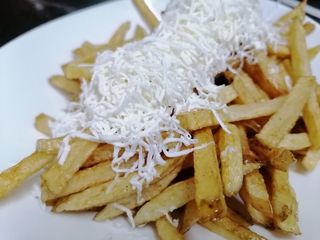 Пържени картофи със сирене