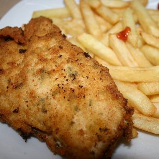Filetes De Pollo Empanado Casero Con Patatas 