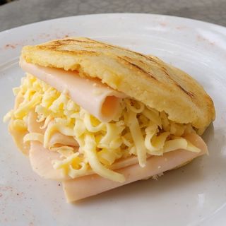arepa de jamon y queso 