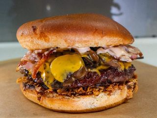 Burger Truffle King + Cartofi prajiti + sos la alegere..