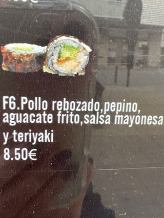 Futo Maki De Pollo Rebozado Con Pepino Con Aguacate Frito Con Salsa Mayonesa Y Teriyaki (8 Pzs.)