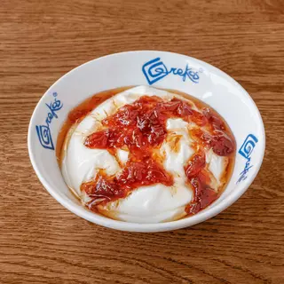 Yogurt greco con dolce al cucchiaio di petali di rosa
