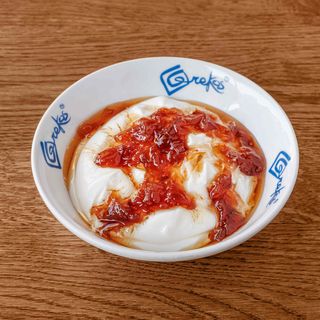 Yogurt greco con dolce al cucchiaio di petali di rosa