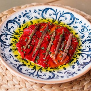 რომიროს წიწაკა ტონატოს სოუსით და ანჩოუსით