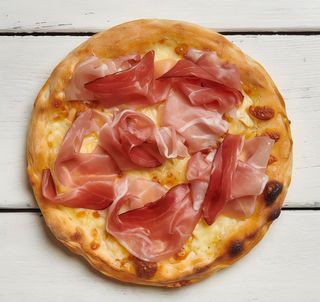 Pizza al tegamino speck e brie