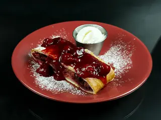 Штрудель вишневий з ягідним соусом (150 г)