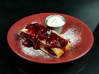 Штрудель вишневий з ягідним соусом (150 г)