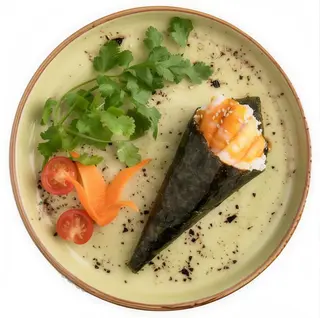 102. Temaki de gambas, aguacate, queso, salsa teriyaki y sésamo