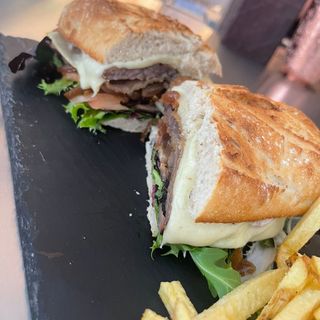 Bocadillo de milanesa de ternera