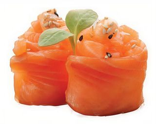 68 Gunkan spicy salmone avvolto dal salmone