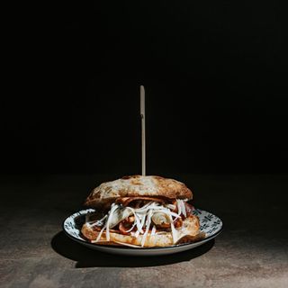 Puccia con ventricina, carciofini sott'olio, scaglie di pecorino