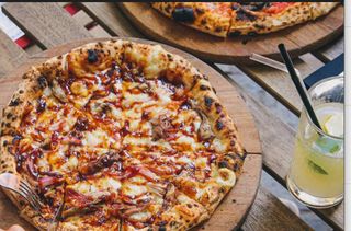 Chicken BBQ pizza iz peći na drva
