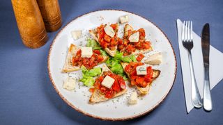 BRUSCHETE CU GORGONZOLA