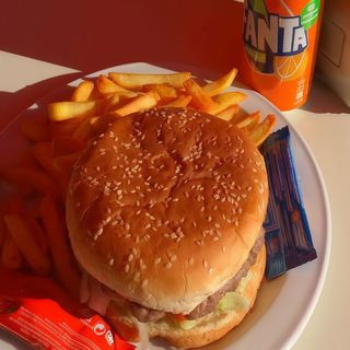 Hamburguesa De Ternera Con Patatas Fritas Y Bebida
