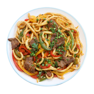 Жареная лапша с овощами и говядиной