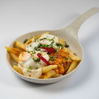 Ouă prăjite cu cartofi dippers, bacon și sos ceddar.