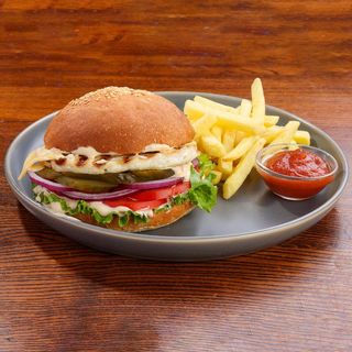 Burger cu pârjoală de pui