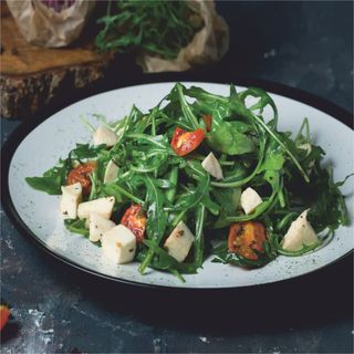 Салат с рукколой