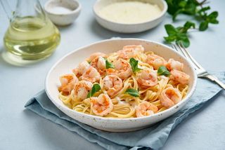 паста с морепродуктами и соусом альфредо