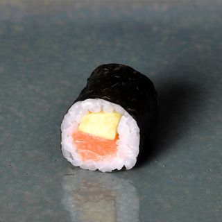 Maki de salmón con aguacate (8 uds.)