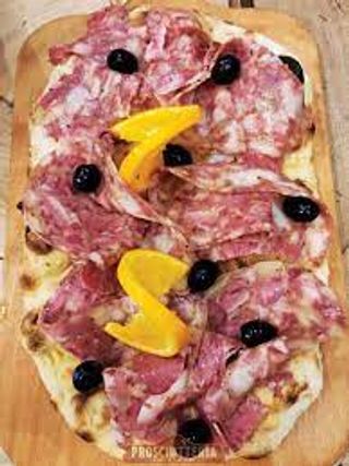 Pinsa con salame ungherese, pomodori secchi, gorgonzola e olive