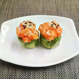 Tulipán tartar de salmón (2 pzas.)