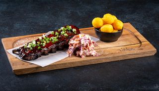 Rebarca  s pečenim krumpirom i coleslaw salatom