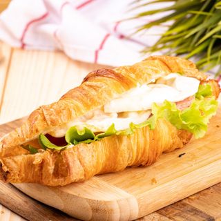 Кроасандвич със свинска шунка, яйце и топено сирене